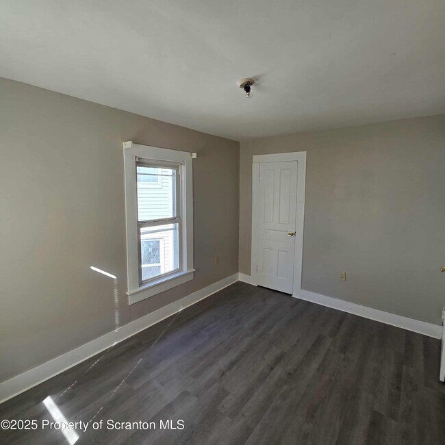 Building Photo - 1165 W Elm St