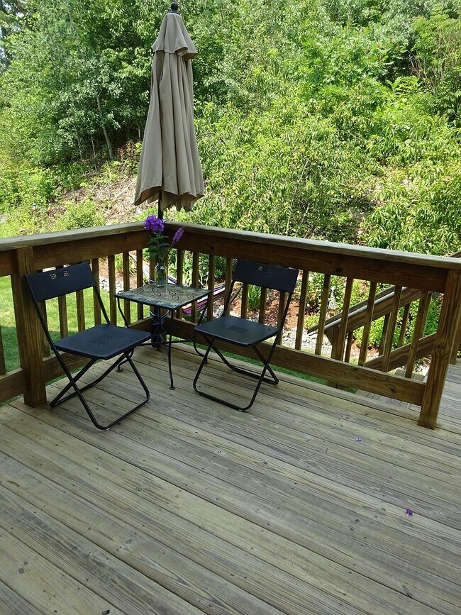 Backyard Deck - 24 Autumn Ln