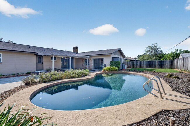 Building Photo - 677 Selkirk Dr