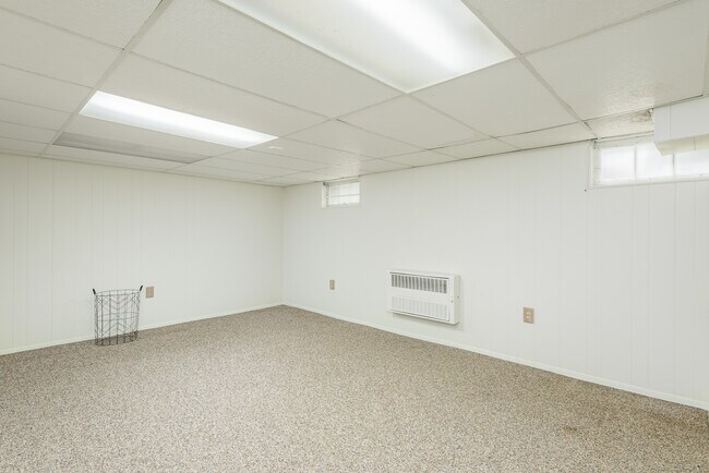Building Photo - 92 Grove Beach Rd S