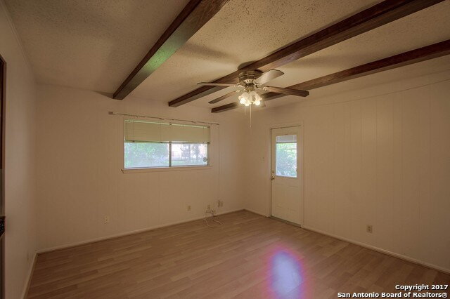 Building Photo - OFFERING 1-MONTH FREE RENT!!