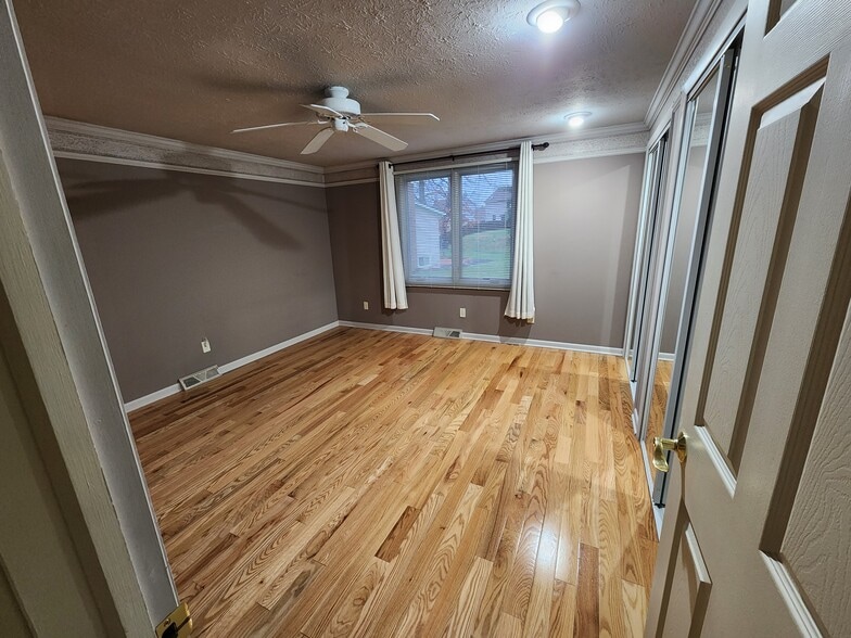 Master bedroom - 20311 Village Green Dr