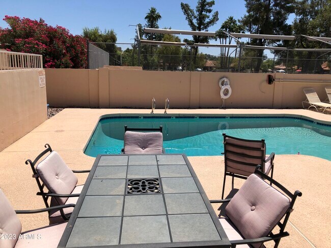 Building Photo - 6527 N 13th Dr