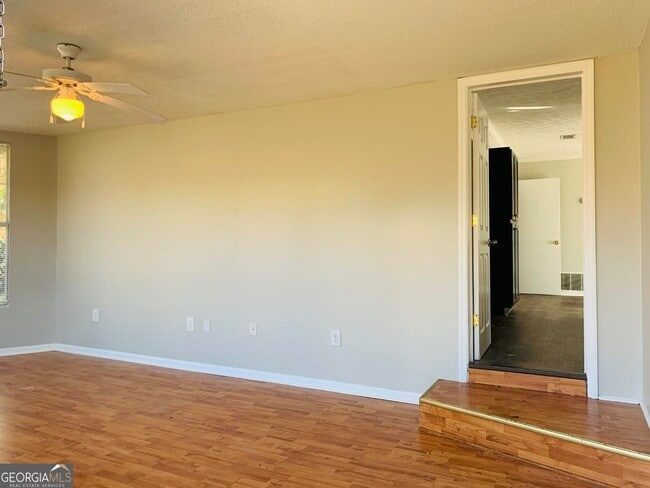 Building Photo - 208 Laurel Ln