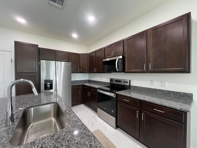 Building Photo - 4910 Longwood Lake Sq