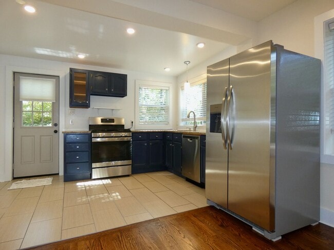 Building Photo - Beautifully Renovated Cottage - Great Nort...
