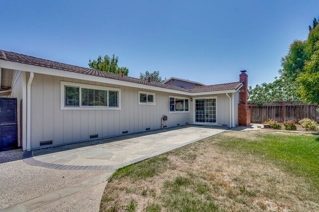 Building Photo - Excellent 3 bedroom, 2 Bath Home with Cent...