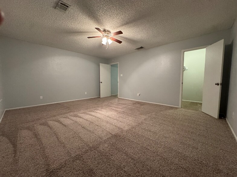 Building Photo - 15719 Persimmon Hill Dr