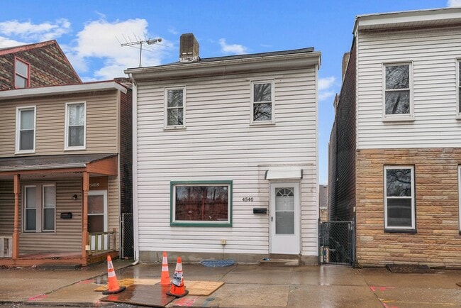 Building Photo - 2 bed 1 bath - all updated, central air, laundry, great location