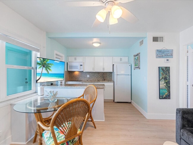 Building Photo - 2600 N Surf Rd