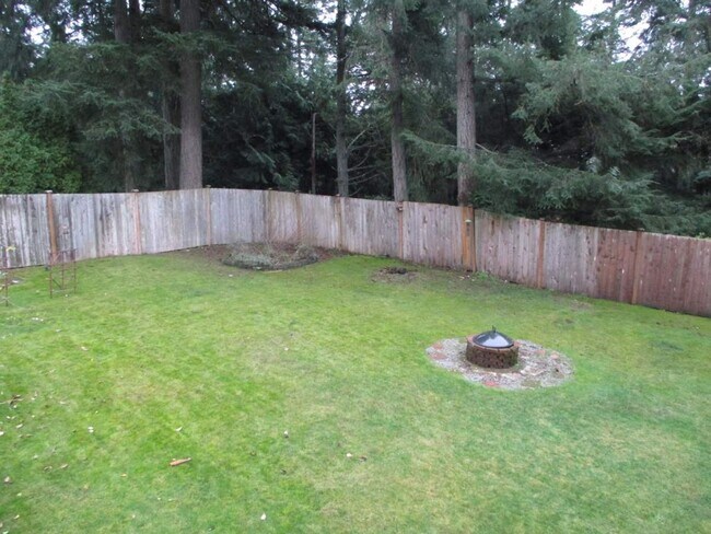 Building Photo - 3 Bedroom + Bonus, 2.5 Bathroom Gig Harbor...