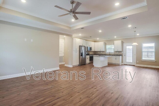 Building Photo - 833 Vee St