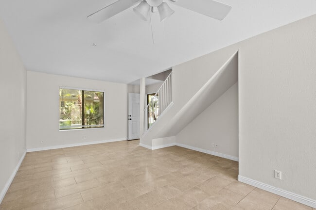 Building Photo - 424 Tava Ln