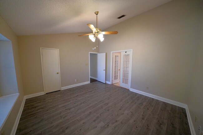 Building Photo - Great Home Near Randolph AFB - Realtor Com...