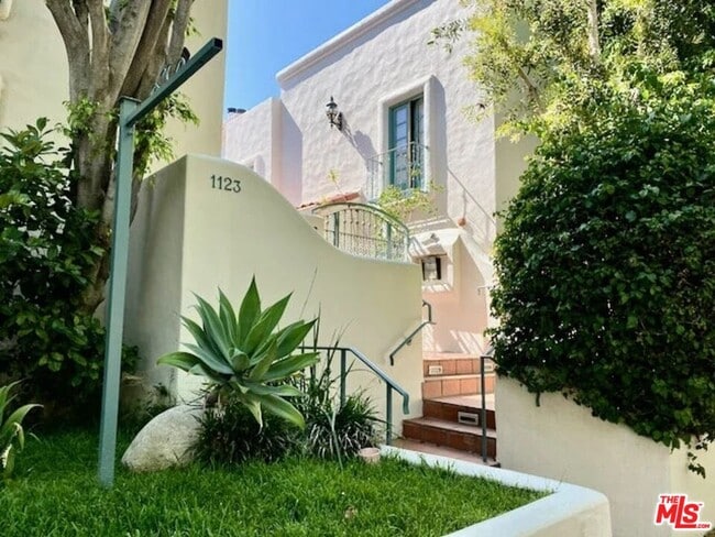 Building Photo - 1123 Flores St