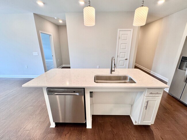 Building Photo - 2 Bed, 2 Bath Condo w/ Elevator Close to D...