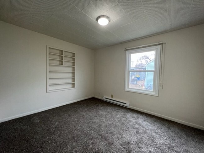 Building Photo - Charming three bedroom/one bath Medford Home | Available Now!