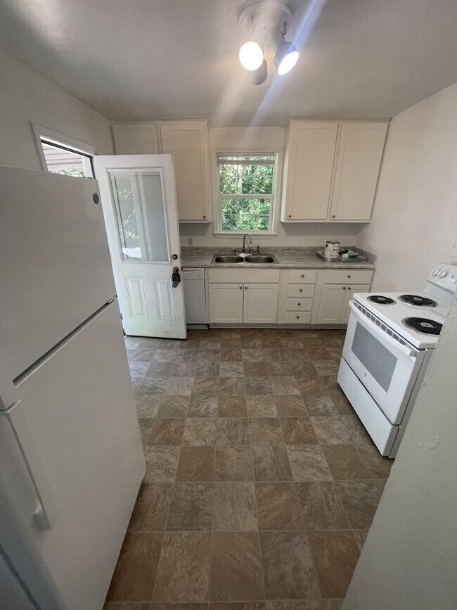 Building Photo - 2 bd 1 ba Detached house