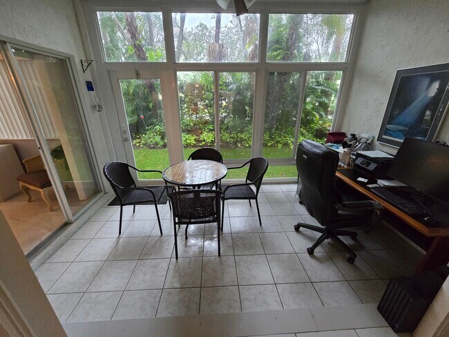 Building Photo - 5084 Rose Hill Dr