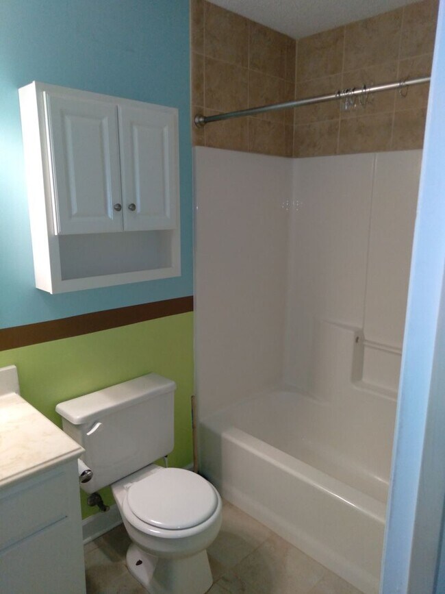 Building Photo - Cute 3 bedroom, 2 bath house with garage a...