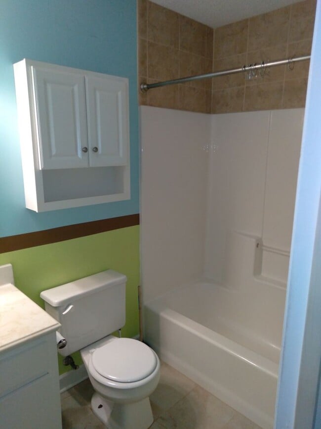 Building Photo - Cute 3 bedroom, 2 bath house with garage and fenced in yard