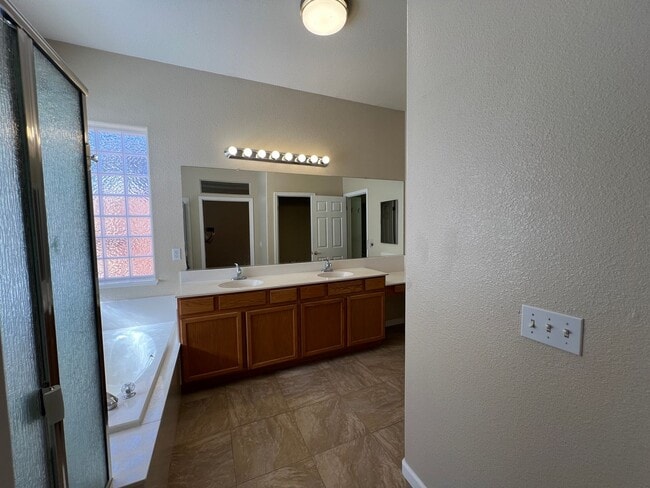 Building Photo - 4-bedroom single story located in Sylvan S...