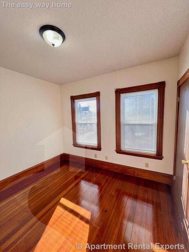 Building Photo - 22 Temple St