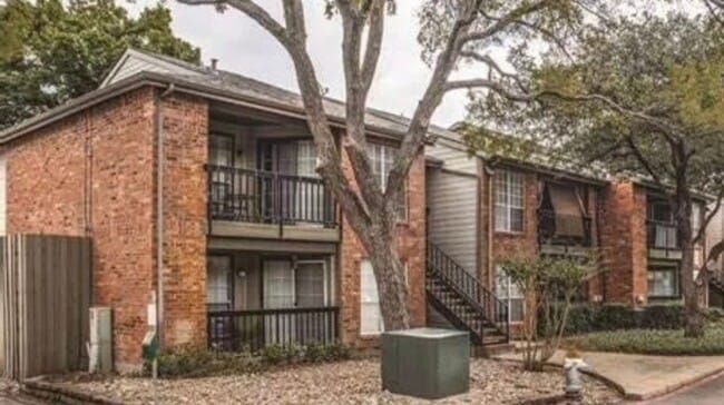 Building Photo - 18333 Roehampton Dr
