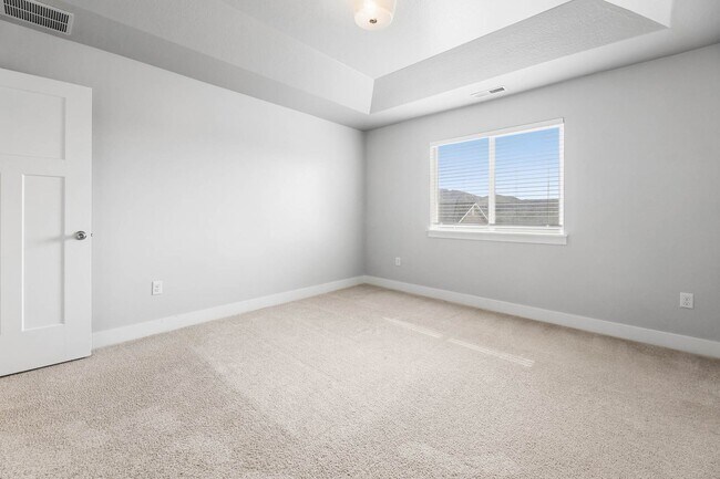 Building Photo - 6 Bedroom 3.5 Bathroom House in Saratoga Springs!