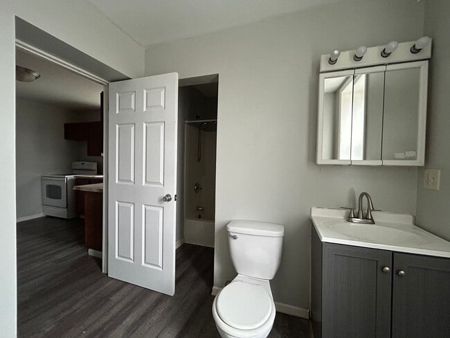 Building Photo - 105 W Emeline St