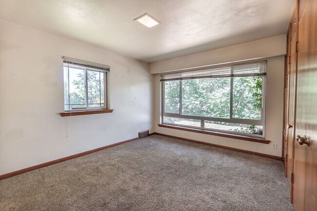 Building Photo - Spacious 3 bed 3 bath home