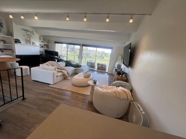 Building Photo - Domingo