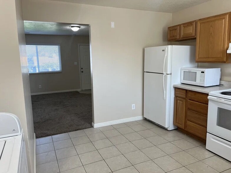 Building Photo - 177 W 975 N