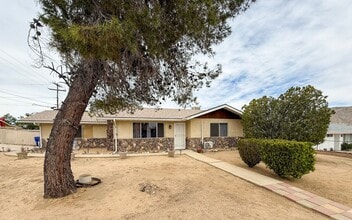 Building Photo - 2 Bedroom Yucca Valley Home