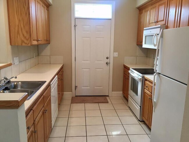 Building Photo - Amazing 4 x 3.5 home by Clinton Lake