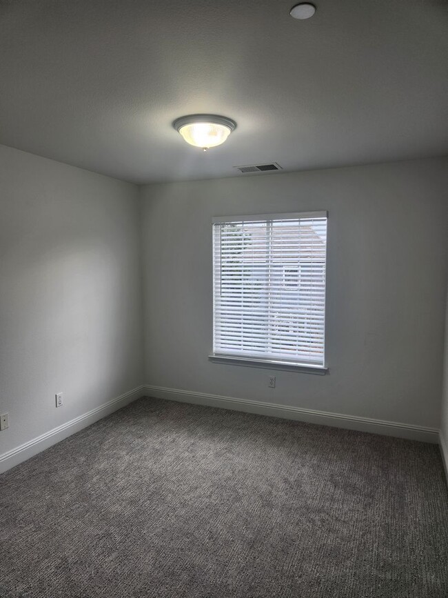 Building Photo - Great Santa Rosa Neighborhood 3 Bedroom, 2.5 Bathrooms