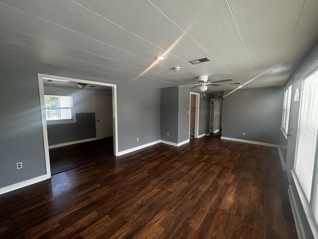 Building Photo - 461 Sweetwater Cir