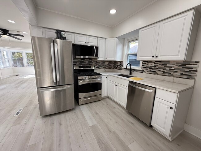 Building Photo - 2011 Grey Ave