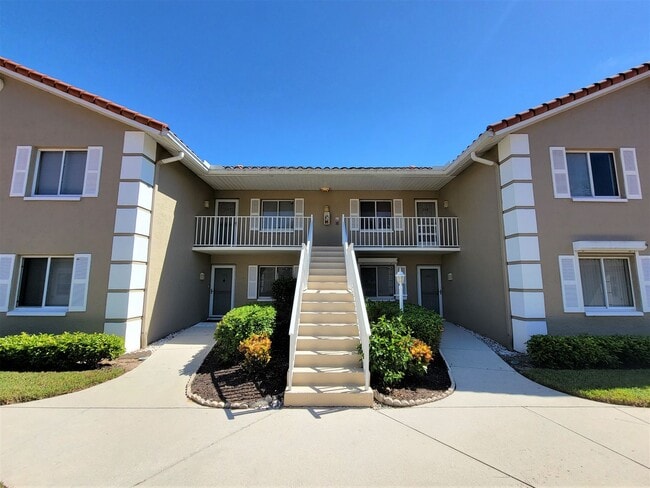 Building Photo - ** ROYAL WOOD ** 2 + DEN / 2 BATH - CONDO ...
