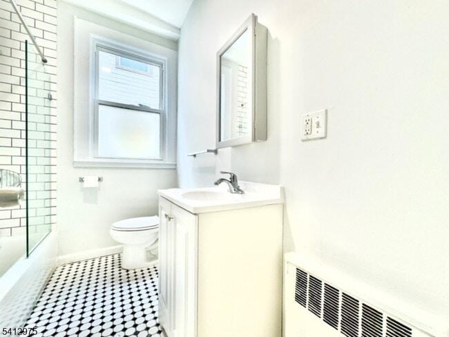 Building Photo - 476 Grove St