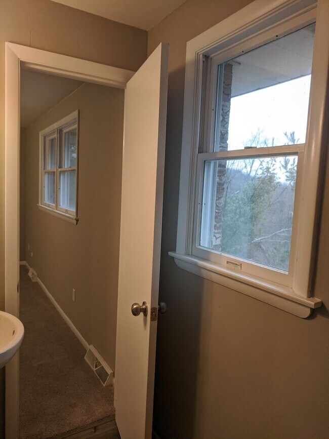 Building Photo - *****Huge 4 bedroom, 3 full bath home FOR ...