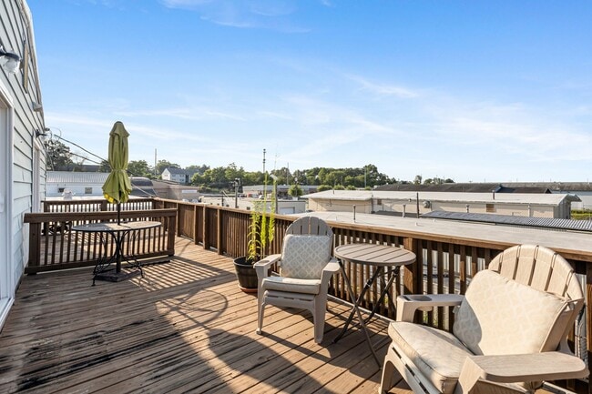 Building Photo - Charming and Private 1 Bedroom- Thursday 7...