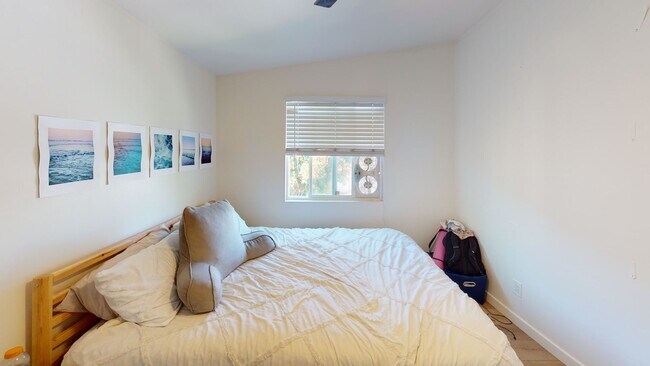 Building Photo - Private turfed yard!