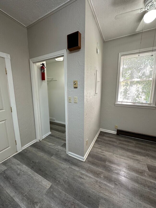 Building Photo - 2504 Main St