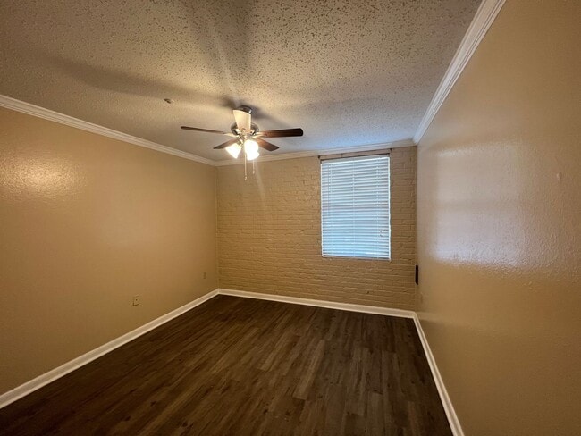 Building Photo - 2 BR CONDO NEAR LSU