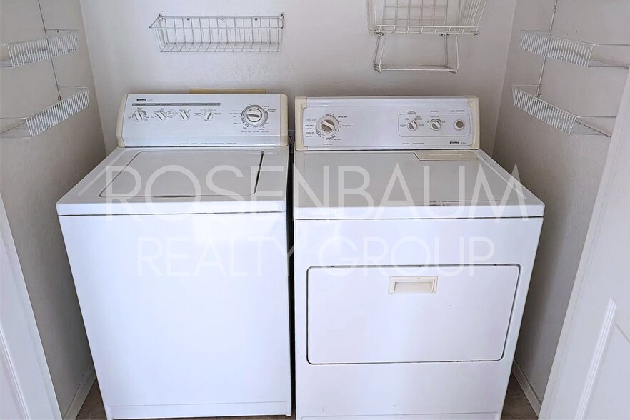 Building Photo - Charming 3-bedrooms, 2-baths home in the d...