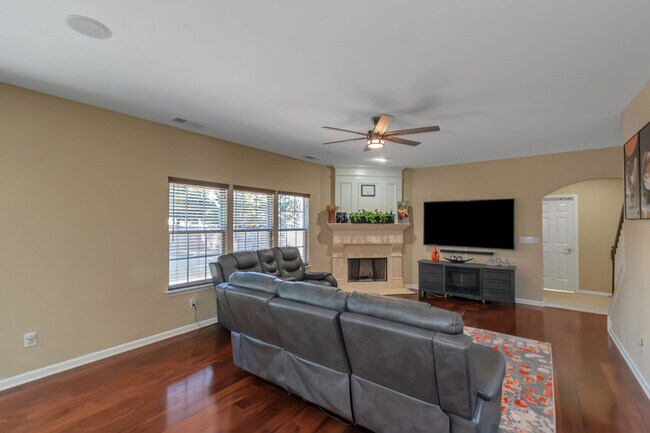 Building Photo - 3863 Pin Oak St