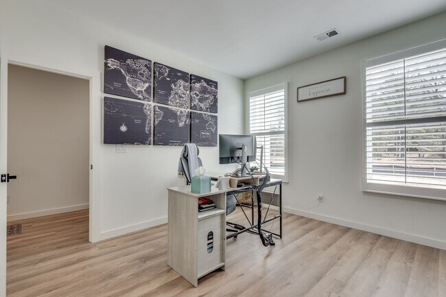 Building Photo - Gorgeous 3/3.5 Townhome Minutes From Downt...