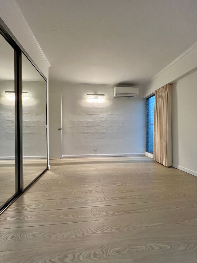 Building Photo - Spacious 1Bed 1Bath 1Parking Stall With La...