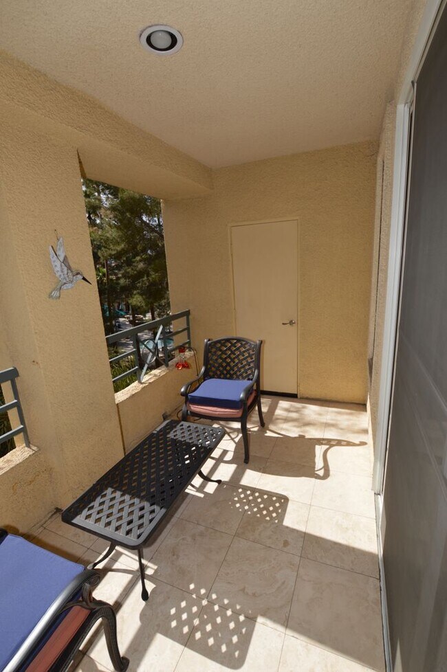 Building Photo - Fully Furnished, 1 Bd / 1 Ba Luxury Condo